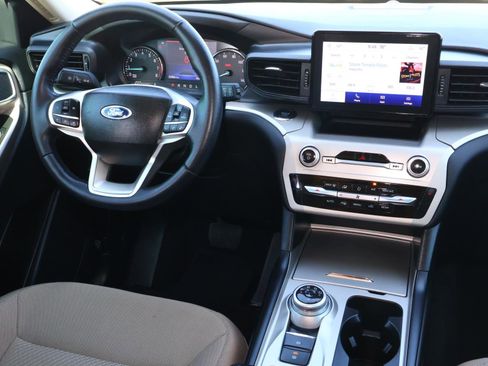 Used 2023 Ford Explorer XLT image 11