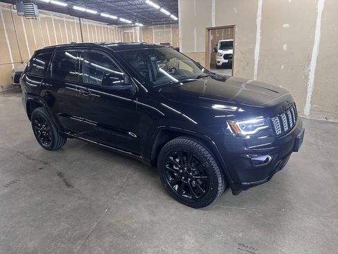 Used 2022 Jeep Grand Cherokee Laredo X AWD/4WD image 2