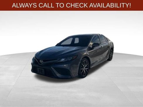 Used 2022 Toyota Camry SE image 3