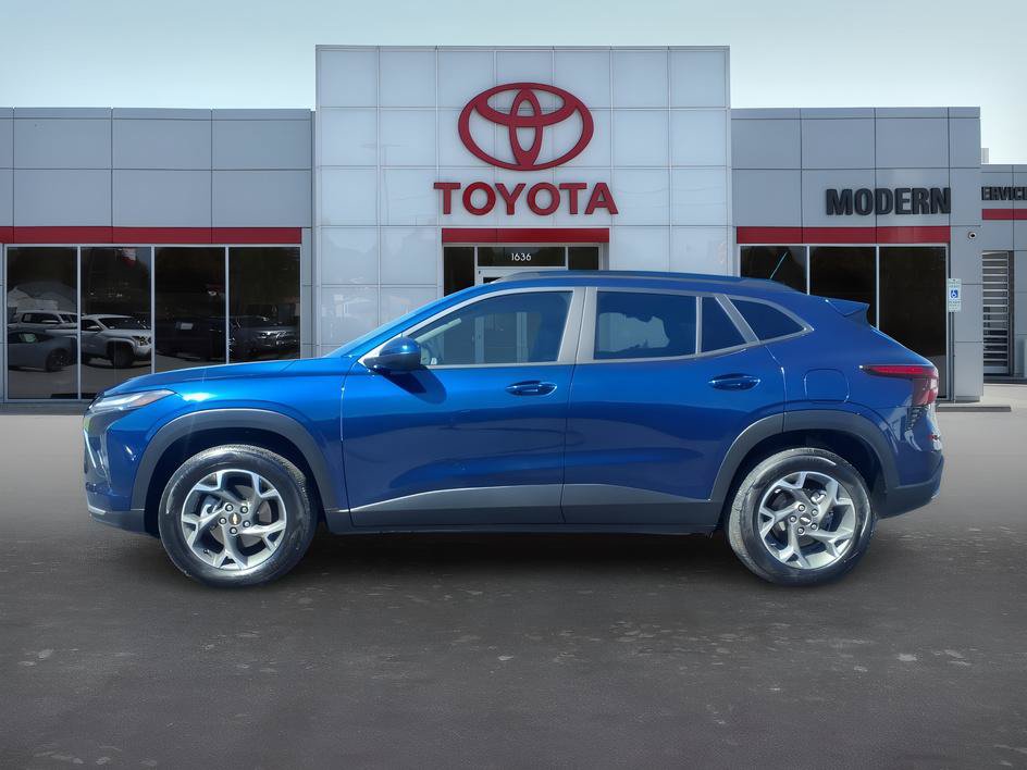 Used 2024 Chevrolet Trax LT w/ Driver Confidence Package FWD image 2