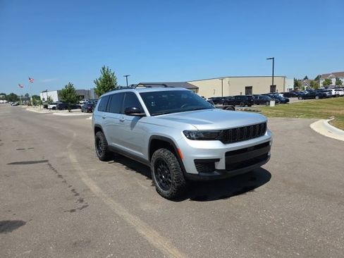 Used 2024 Jeep Grand Cherokee L Laredo w/ Luxury Tech Group I AWD/4WD image 3