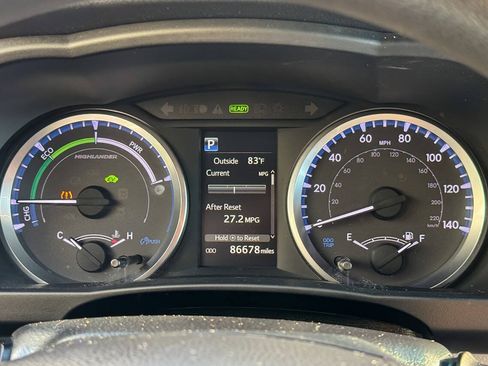Used 2019 Toyota Highlander LE w/ Carpet Mat Package (TMS) AWD/4WD image 24