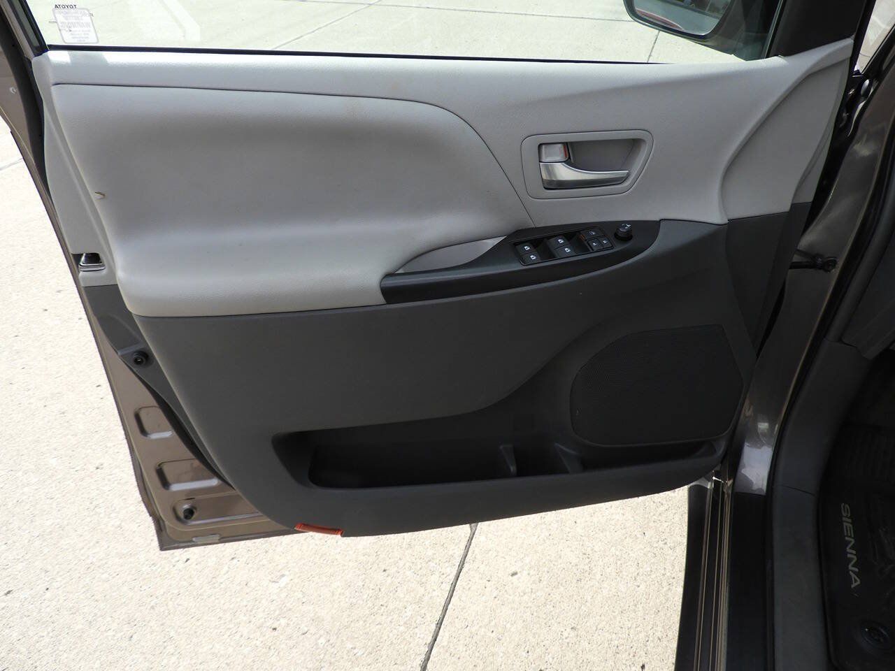 Used 2017 Toyota Sienna LE FWD image 17