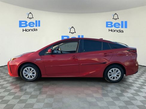 Used 2022 Toyota Prius LE image 2