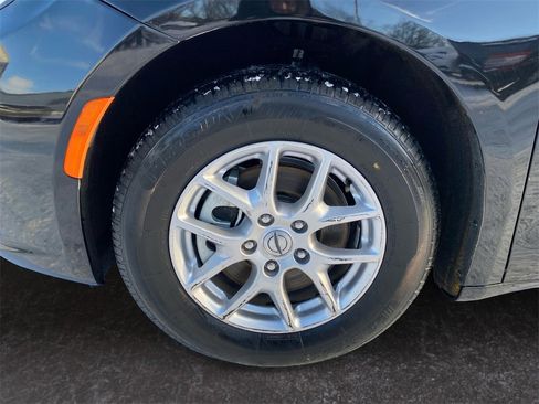 Used 2024 Chrysler Pacifica Touring-L image 14