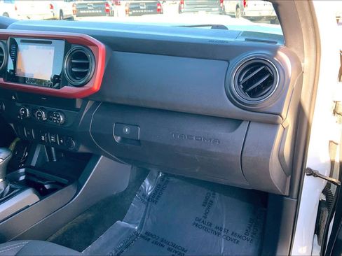 Used 2019 Toyota Tacoma TRD Sport image 16