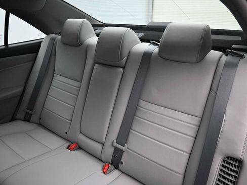 Used 2015 Toyota Camry XLE FWD image 10