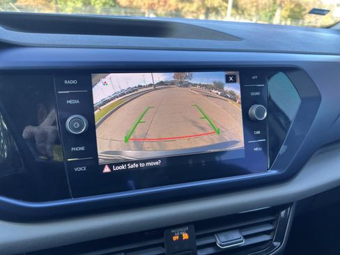 Certified 2022 Volkswagen Taos SE w/ Panoramic Sunroof Package image 23