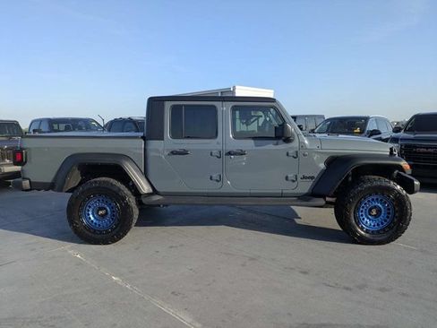 Used 2025 Jeep Gladiator Sport AWD/4WD image 2
