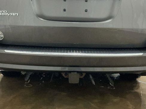 Used 2019 Dodge Grand Caravan SE w/ UConnect Hands-Free Group image 6