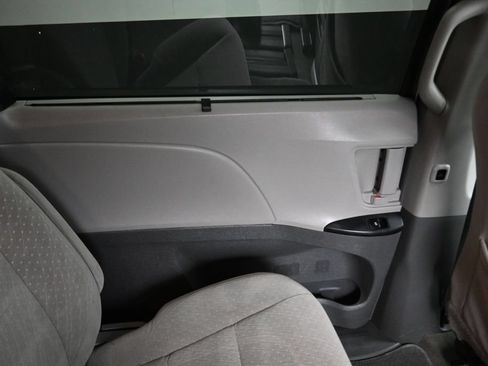 Used 2018 Toyota Sienna LE w/ Carpet Mat Package FWD image 42