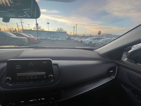 Used 2023 Nissan Rogue SV image 31