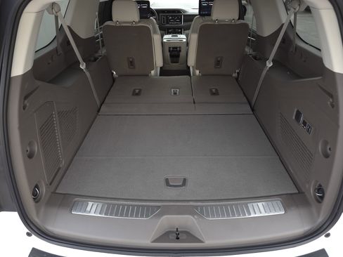 Used 2024 GMC Yukon XL Denali w/ Advanced Technology Package image 40