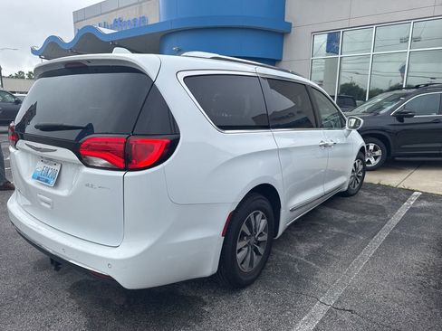 Used 2020 Chrysler Pacifica Touring-L Plus FWD image 5