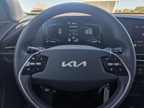 Used 2024 Kia Niro LX image 30