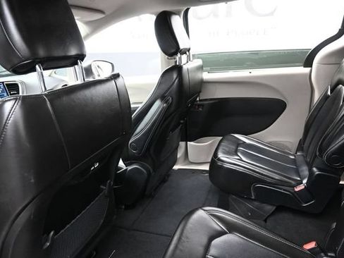 Used 2023 Chrysler Pacifica Touring-L FWD image 24