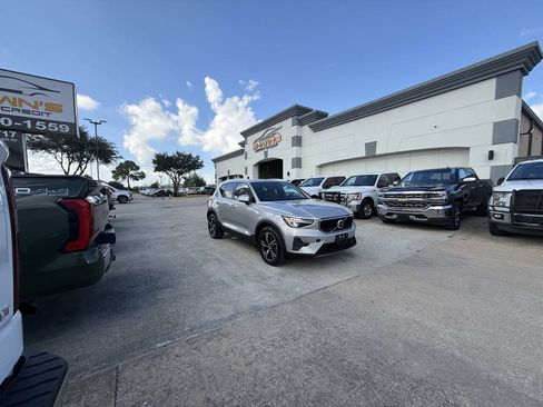 Used 2023 Volvo XC40 B5 Core AWD/4WD image 45