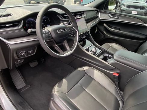 Used 2025 Jeep Grand Cherokee L Limited w/ Black Appearance Package AWD/4WD image 13