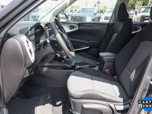 Used 2023 Kia Soul LX image 12