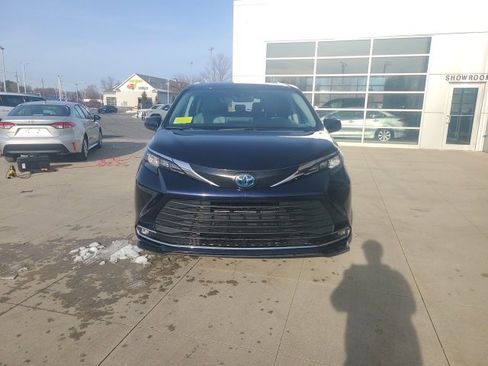Used 2024 Toyota Sienna XLE image 2