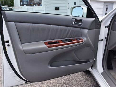 Used 2004 Toyota Camry XLE w/ VSC & Side Airbag Pkg FWD image 19