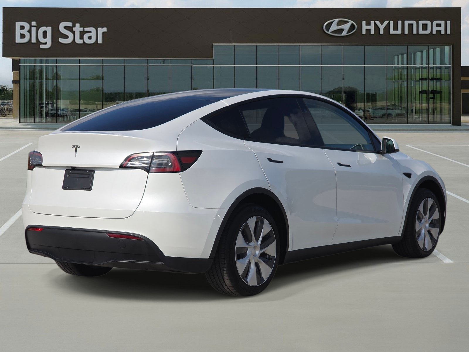 Used 2024 Tesla Model Y Long Range RWD image 4