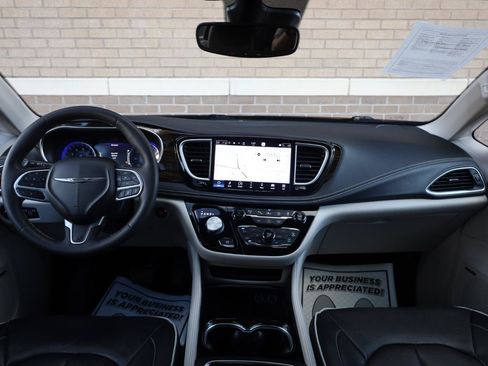Used 2022 Chrysler Pacifica Limited FWD image 32
