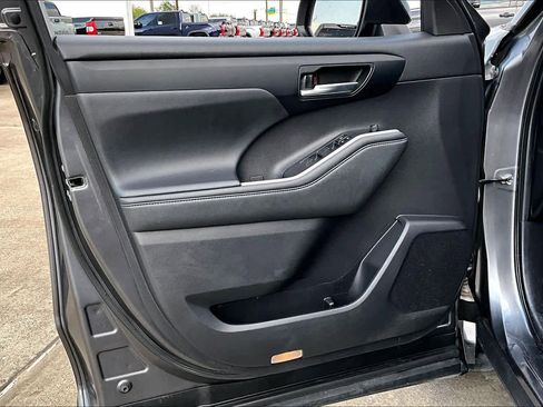 Used 2021 Toyota Highlander XLE image 22