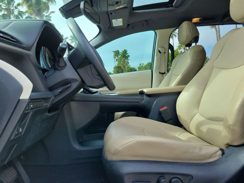 Used 2021 Toyota Sienna XLE image 23