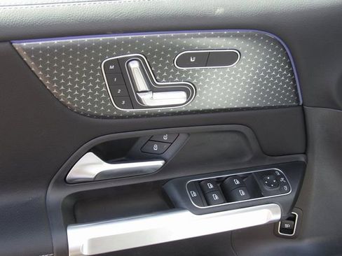 Used 2025 Mercedes-Benz GLB 250 4MATIC image 13