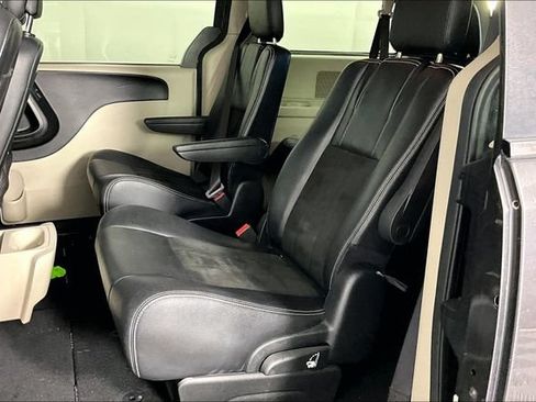 Used 2019 Dodge Grand Caravan SXT FWD image 3