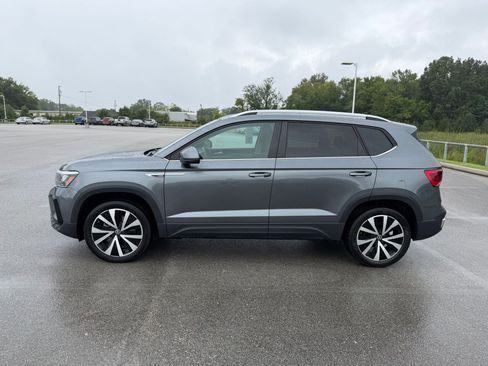 Used 2023 Volkswagen Taos SE w/ Panoramic Sunroof Package FWD image 2