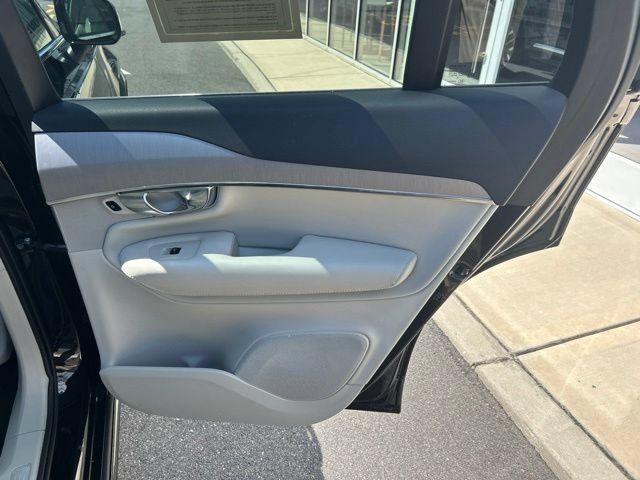 Certified 2025 Volvo XC90 B5 Core w/ Climate Package AWD/4WD image 12