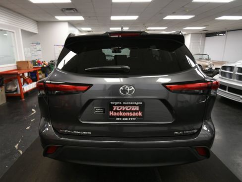 Used 2023 Toyota Highlander XLE AWD/4WD image 14