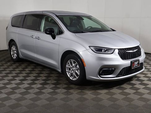 Used 2024 Chrysler Pacifica Touring-L image 2