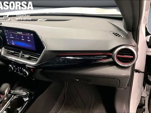 Certified 2025 Chevrolet Trax RS w/ Sunroof Package FWD image 17