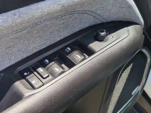 Used 2025 Jeep Compass Latitude w/ Sun & Sound Group AWD/4WD image 13