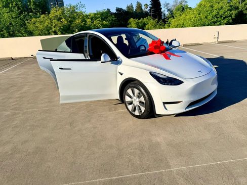 Used 2022 Tesla Model Y Long Range AWD/4WD image 37