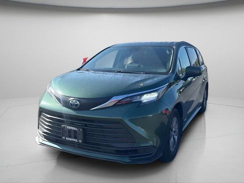 Used 2021 Toyota Sienna LE AWD/4WD image 11