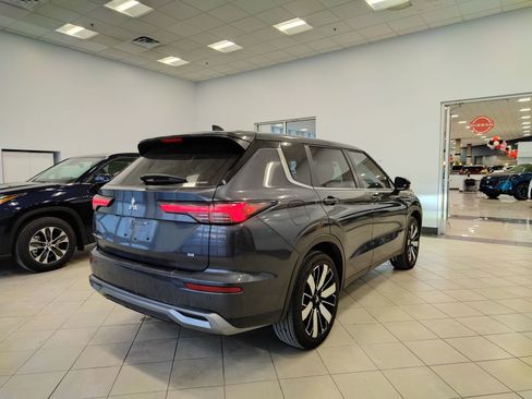 Used 2025 Mitsubishi Outlander SE image 3