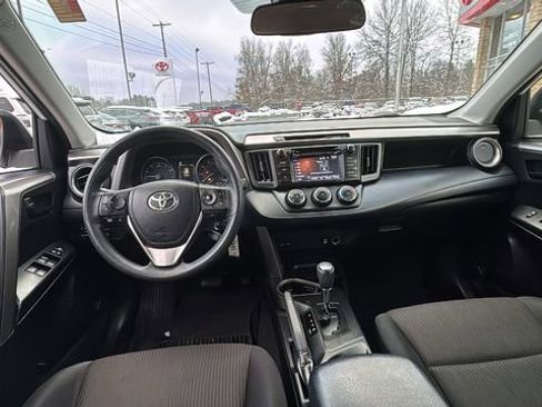 Used 2018 Toyota RAV4 LE image 8