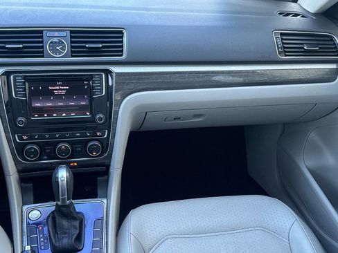 Used 2017 Volkswagen Passat 1.8T SE w/ SE Lighting Package image 28