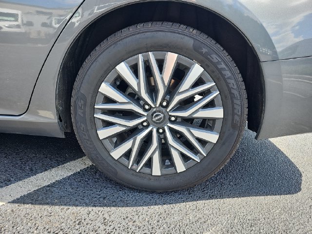 Used 2024 Nissan Altima 2.5 SV FWD image 9