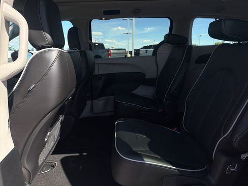 Used 2024 Chrysler Pacifica Limited AWD/4WD image 10