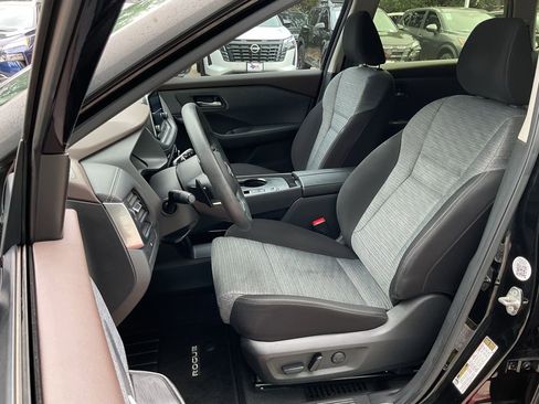 Used 2023 Nissan Rogue SV image 14