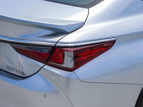 Used 2025 Lexus ES 300h w/ Premium Package FWD image 8