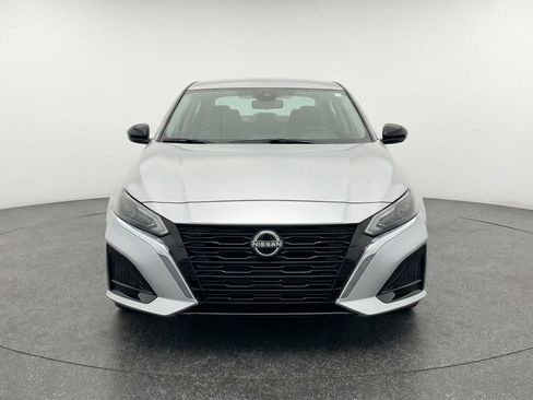 Used 2025 Nissan Altima 2.5 SV image 2