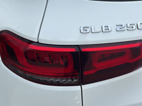 Used 2023 Mercedes-Benz GLB 250 4MATIC image 33