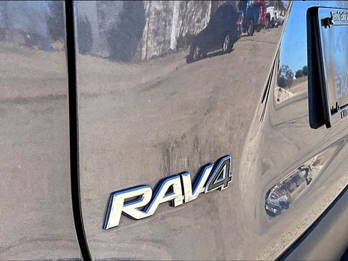 Used 2022 Toyota RAV4 XLE image 33