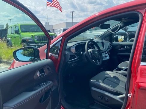 New 2026 Chrysler Pacifica Select image 15